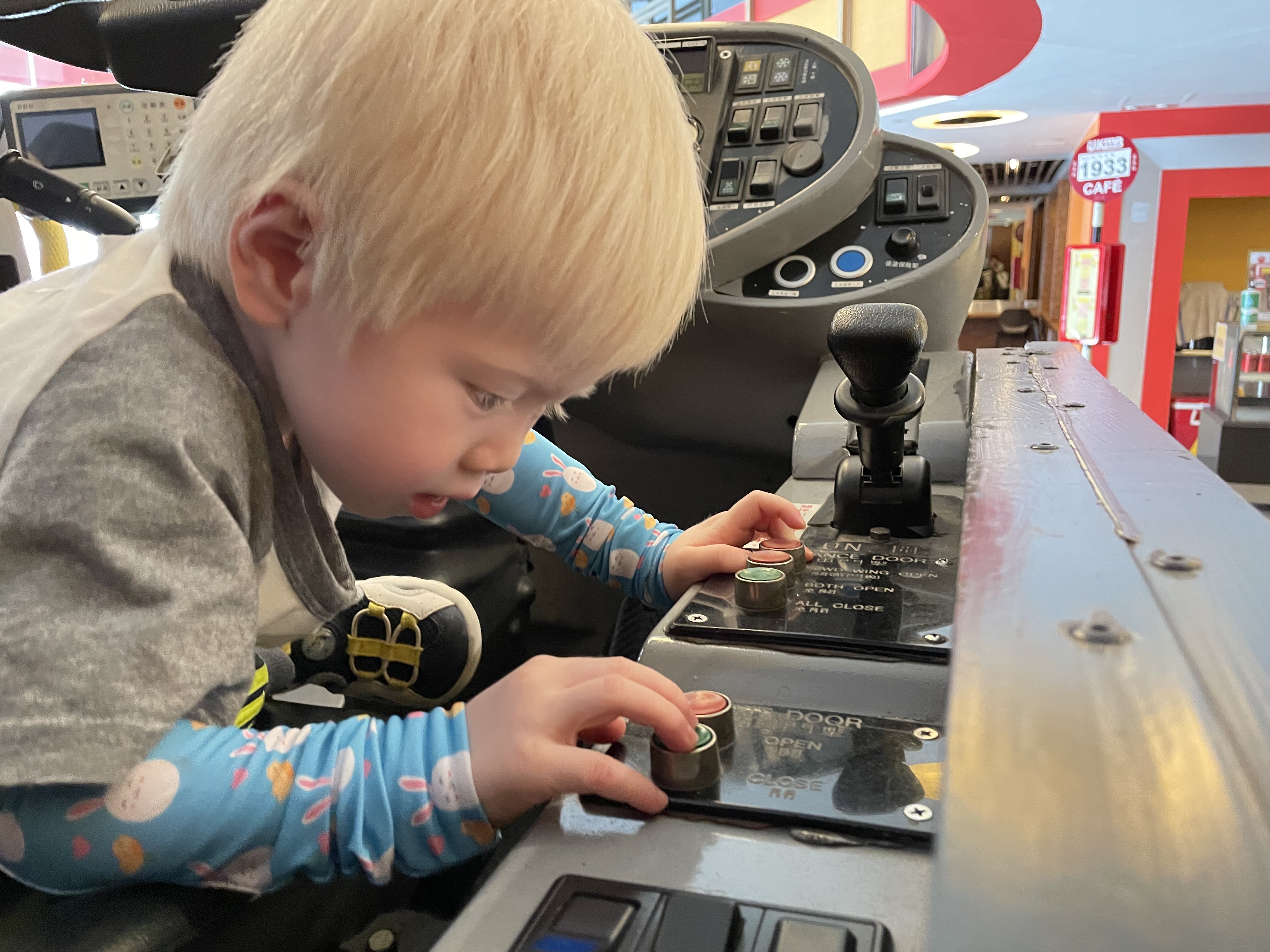  Some young bus enthusiasts enjoyed to discuss the bus history with the KMB volunteers