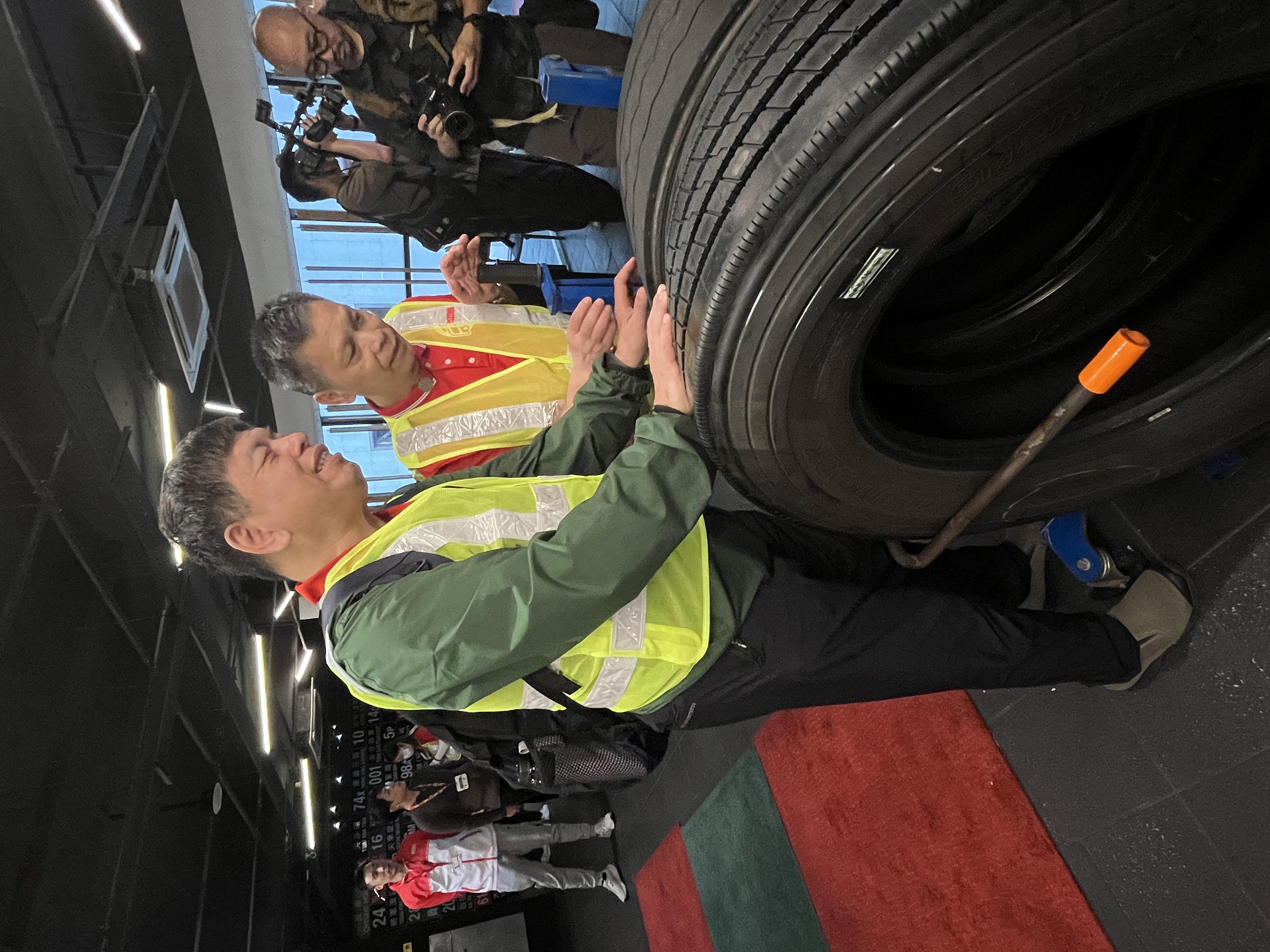 The tour was composed of many elements specifically designed for the visually impaired, such as tactile and audio descriptions.