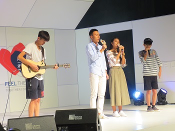 HKSB visually impaired staff, Mr Rex Wan sang with singer Ms Feanna Wong