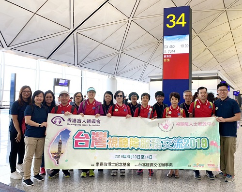 group photo at the airport