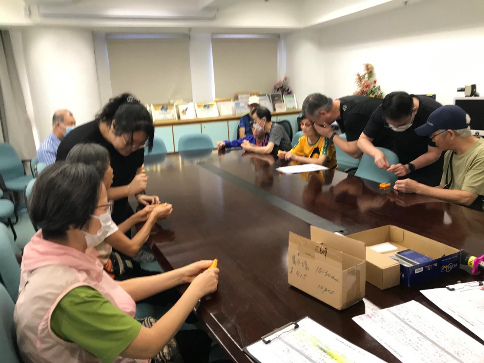 The Hong Kong Society for the Blind took the lead in coordinating, together with seven other organizations for the visually impaired, the free distribution of approximately 15,000 new generation electronic pedestrian crossing wireless devices for use by visually impaired.