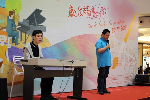 Visually impaired member, Wan Chi Kan (right) singing and piano accompaniment by Lau Yik Keung (left)