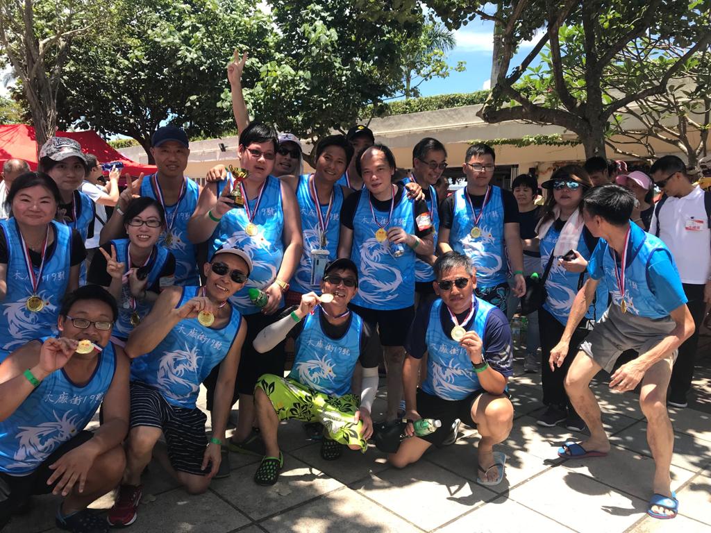 Every Athletes from “Mok Cheong Street 19” were happy to get their medals.  