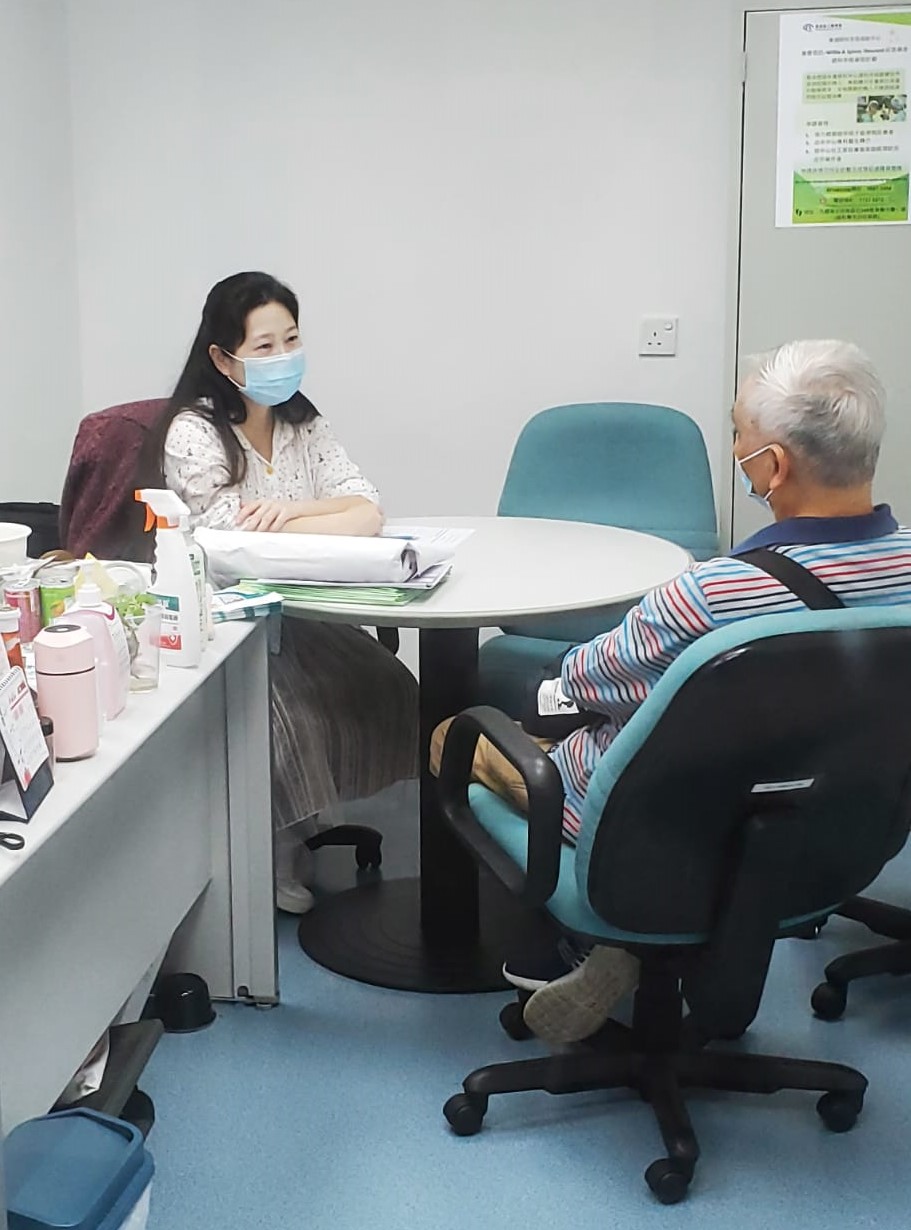 Ms. Liu (left), a registered social worker, who will ask low vision patients to conduct interviews in a comfortable environment, and provide professional advice or referral services by assessing their psychological and family conditions.