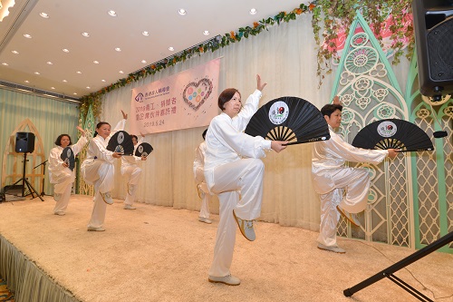 Taiji Chinese Gongfu Fan Dance performance